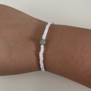 Weißes Armband mit Perle
